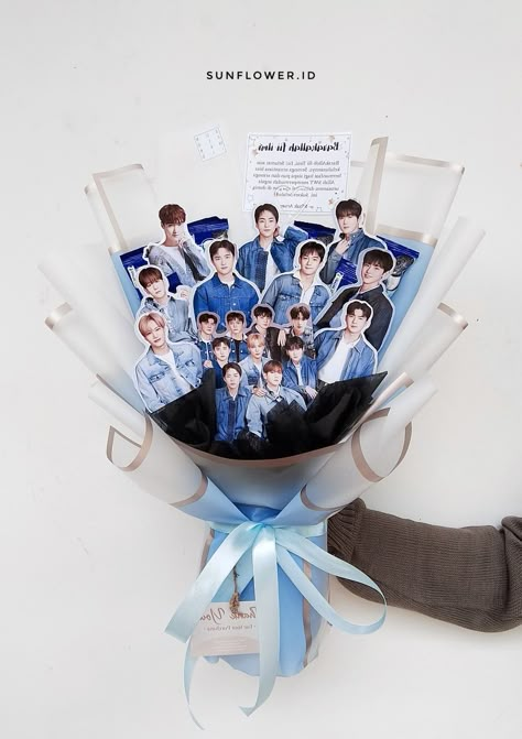 Kpop Bouquet Ideas, K Pop Bouquet, Kpop Flower Bouquet, Kpop Bouquet, Bucket Wisuda, Bucket Ideas, Photo Bouquet, Graduation Bouquet, Butterfly Template