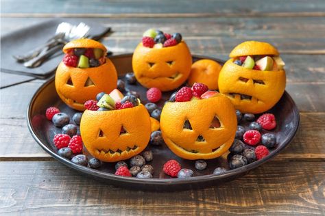 healthy Halloween treats-HelloFresh-carved-oranges Healthy Halloween Desserts, Halloween Fruit Snacks, Halloween Themed Appetizers, Fun Halloween Appetizers, Menu Halloween, Dessert Halloween, Postres Halloween, Kreative Snacks, Healthy Halloween Treats