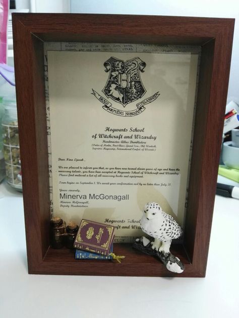 DIY Harry Potter Hogwarts acceptance letter shadow box Harry Potter Shadow Box Diy, Harry Potter Shadow Box Ideas, Harry Potter Interior Design, Harry Potter Favors, Disney Shadow Box, Hp Crafts, Harry Potter Acceptance Letter, Harry Potter Bathroom, Diy Harry Potter