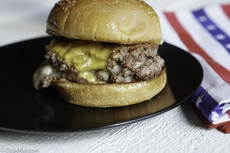 Recreate your own Steak and Shake Double Garlic Burger at home with this easy recipe. Garlic Burger Recipe, Steak N Shake, Butter Burgers, The Best Burger, Burger Seasoning, Easy Steak, Copykat Recipes, Copycat Restaurant Recipes, Burgers Sandwiches