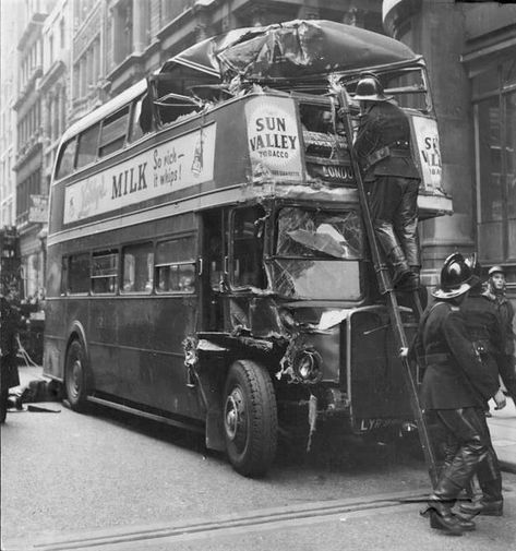 https://flic.kr/p/2hMGAbQ | London transport RT2821 accident 1959. | London transport RT2821 LYR991 after an accident in King William street whilst on route 13 on the 13th April 1959, the bus had swerved to avoid an oncoming lorry. Double Deck Bus, Computer Recycling, Rt Bus, London Red Bus, London Buses, London Country, Vintage Foto, Southeast London, Decker Bus