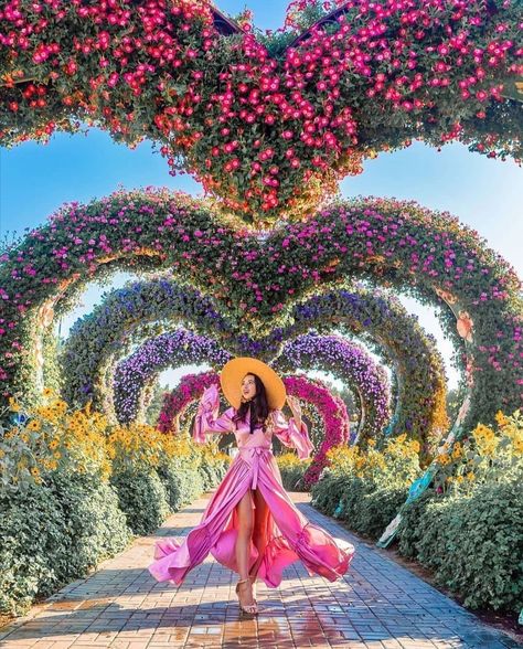 Miracle Garden Dubai Outfit, Dubai Photography Ideas, Dubai Picture Ideas, Dubai Instagram Pictures, Dubai Photoshoot, Travel Pose, Singapore Photos, Dubai Holidays, Miracle Garden