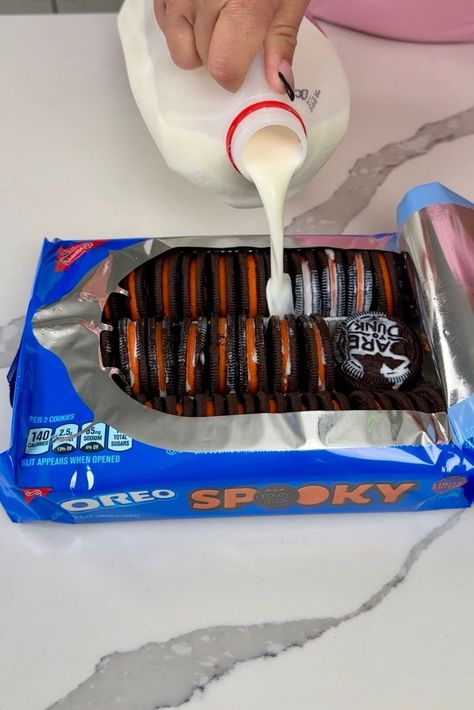 Dessert Hacks Easy, Halloween No Bake Treats, Halloween Oreo Desserts, Kristen's Friends, Halloween Baked Goods, Halloween Food Dishes, Oreo No Bake, Oreo Dessert Recipes Easy, Orange Recipes Dessert