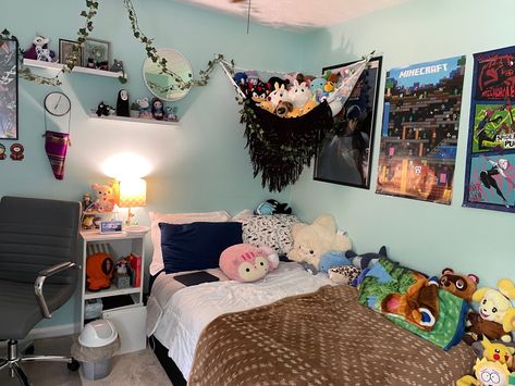 Plushies Shelves, Plushie Hammock Aesthetic, Plushie Hammock, Plushie Corner, Plushie Display, Cute Aesthetic Room, Magical Room, So Silly, Bedroom Desk