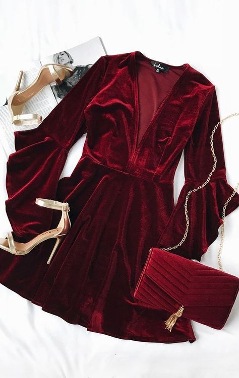 10 outfits rojos, elegantes y calientitos para Navidad | Mujer de 10 Velvet Skater Dress, Skirt Diy, Looks Chic, Bell Sleeve Dress, Large Size Dresses, Fancy Dresses, Velvet Dress, Skater Dress, Holiday Outfits