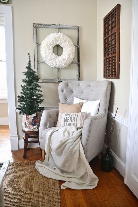 Cozy Rustic Christmas Dining Room - Christmas centerpiece, DIY wreaths, candles, texture, & more. A must pin for Christmas dining room inspiration! Christmas Dining Room Decor, Vibeke Design, Christmas Dining Room, Diy Ikea Hacks, In The Corner, Christmas Dining, Corner Chair, Dining Room Inspiration, Cool Ideas