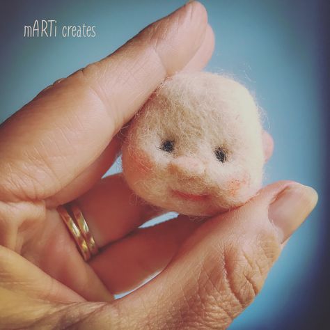 Needle Felting Faces Tutorials, Needle Felted Faces, Needle Felt Doll, Felted People, Felt Toys Diy, Needle Felting Diy, Felted Wool Crafts, Homemade Dolls, Cloth Dolls Handmade