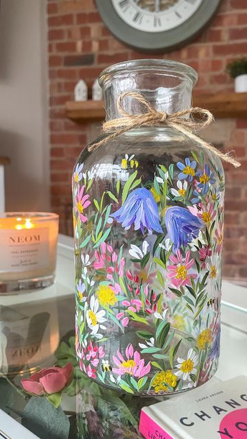 Painting Object Ideas, Jar Painting Ideas Cute Aesthetic, Paint Glass Cups, Drawing On Glass Cups, Painted Jars Aesthetic, Nature Crafts For Adults Diy, Glass Cup Painting Ideas, Aesthetic Jar, Painted Containers