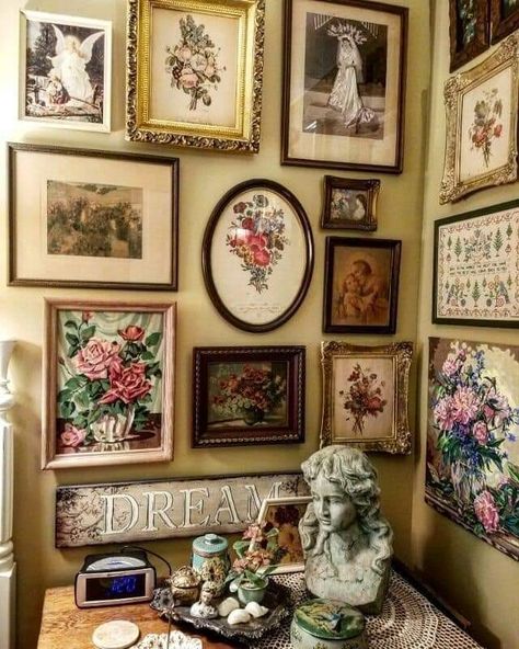 Vintage Look Bedroom Ideas, Cottage Picture Wall, Cottage Core Gallery Wall, Vintage Gallery Wall Ideas, Garden Decoration Ideas, Cottage Core Decor, Cottagecore Home, Gallery Wall Layout, Gallery Wall Inspiration