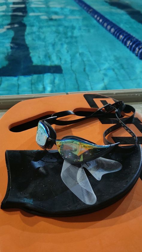 Swimming Classes Aesthetic, Swimming Pool Photography Ideas, Swimming Photos Aesthetic, Competive Swimming Aesthetic, Swim Sport Aesthetic, Swimming Class Aesthetic, Swimming Pool Aesthetic Pictures, Swimming Lessons Aesthetic, Swim Pool Aesthetic