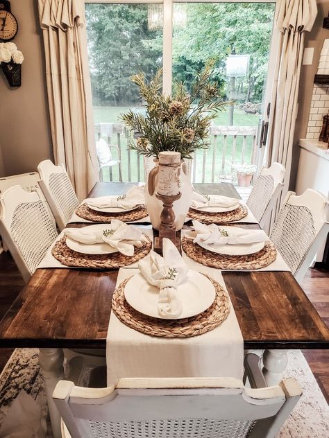 Dinning Room Table Plate Setting, Neutral Dining Room Table Decor, Farmhouse Table Setting Ideas Everyday, Round Dining Table Place Settings, Home Table Setting Dining Room, Beige Dining Table Decor, Round Table Place Settings Everyday, Boho Farmhouse Table Decor, Cute Dinner Table Set Up