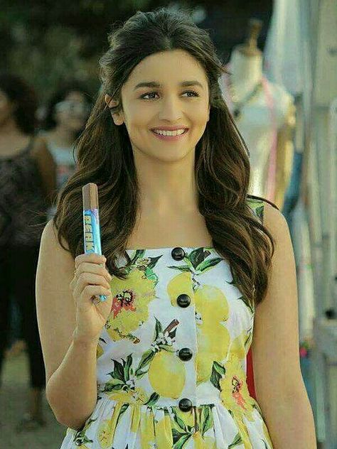 Alia Bhatt Smudged Liner, Hairstyles Fringe, Hairstyle For Women Over 50, Liquid Cat, Natural Dramatic, Cornrow Styles, Eyeshadow Matte, Hairstyle For Women, Hairstyle For Chubby Face