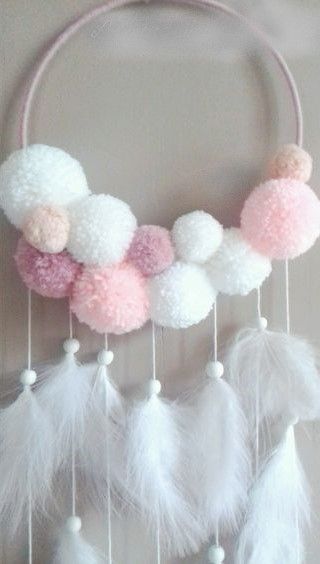 Pompon Diy, Pom Pom Rug, Pom Pom Wreath, Kids Rooms Diy, Diy Yarn Crafts, Pom Pom Crafts, Dream Catcher Diy, Pinterest Diy, Yarn Diy