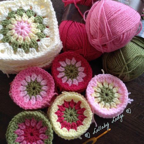 Granny Flowers, Granny Squares, Cath Kidston Colours Crochet Patterns Blanket Granny Square, Cath Kidston Crochet, Squares Crochet, Granny Pattern, Fondant Baby, Crochet Granny Square Blanket, Flower Blanket, Crochet Blocks, Pink Lemon