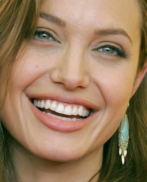 Angelina Jolie Makeup, Kate Winslate, Shiloh Jolie, Angelina Jolie Photos, Beautiful Women Over 40, Angelina Jolie, Long Hair, Persona, Close Up