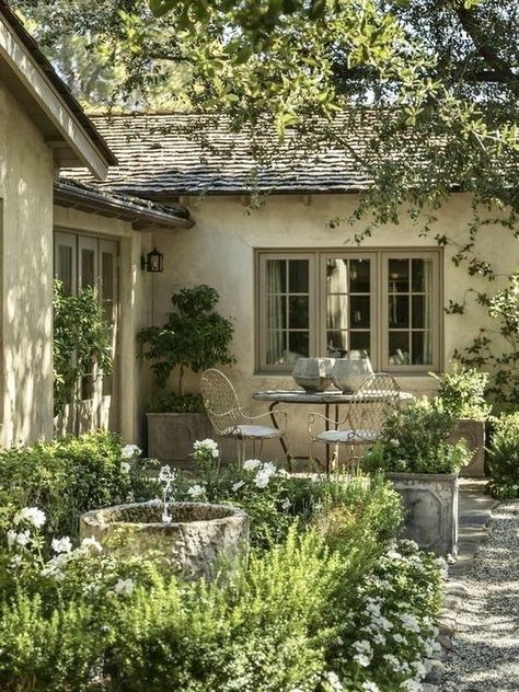 English Cottage Courtyard, Courtyard Gardens Design Outdoor Rooms, European Style Backyard, European Backyard Ideas, English Patio, European Backyard, European Patio, European Courtyard, French Backyard