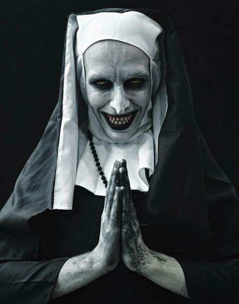 Demon Nun, Scary Photography, Horror Halloween Costumes, Horror Photos, Creepy Photos, Make Up Ideas, Animal Illustration Art, Arte Punk, Gothic Fantasy Art