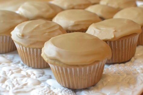 Brown Sugar Pound Cake, Brown Sugar Fudge, Brown Sugar Icing, Brown Sugar Frosting, Brown Sugar Recipes, Frosting Recipes Easy, Caramel Cupcakes, Sugar Frosting, Fudge Frosting