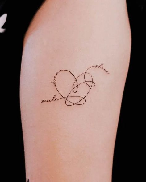 Mama Tattoos, Herz Tattoo Klein, Meaningful Wrist Tattoos, Tiny Wrist Tattoos, Mom Tattoo Designs, Mommy Tattoos, Shape Tattoo, Tasteful Tattoos, Mother Tattoos