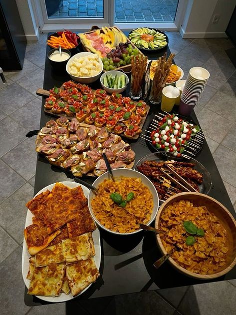 Food Parties Ideas, Cute Food Setups, 18th Birthday Dinner Party Decorations, Big Dinner Ideas Parties, Catered Dinner Party Food Ideas, Boujee Party Food, 18th Party Food, Birthday Spread Parties Food, Food For Hosting Friends