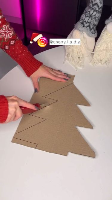 How To Make Christmas Tree Decorations, Homade Christmas Decor, Diy Christmas Decor For Kids, Christmas Crafts With Cardboard, Dye Christmas Decorations, Diy Christmas Decor Easy, Diy Christmas Decorations Cardboard, Xmas Crafts Decorations, Christmas Tree Diy Make Your Own