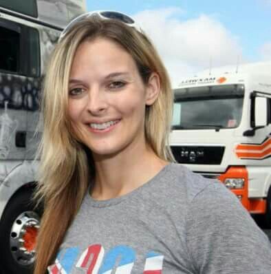 Lisa Kelly Ice Road Trucker Lisa Kelly Trucker Selfie, Lisa Kelly Picture, Lisa Kelly Trucker, Ice Road Truckers, Kaley Cuoco Hair, Women Truck Driver, Female Race Car Driver, Lisa Kelly, Deni Denials