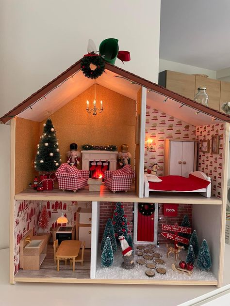 Christmas Dolls House Ideas, Elf On The Shelf Doll House Ideas, Elf House Ideas, Christmas Dolls House, Elf House Diy, Mini Doll House Diy, Maileg Christmas, Ikea Dollhouse, Dollhouse Holiday