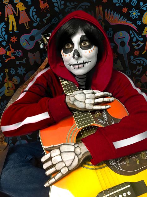 Miguel from "Coco", cosplay / bodypaint,#Coco#Miguel Coco Cosplay, Miguel From Coco, Coco Makeup, Cartoon World, Video Games Consoles, Up Halloween, Wii U, Easy Halloween, Xbox 360