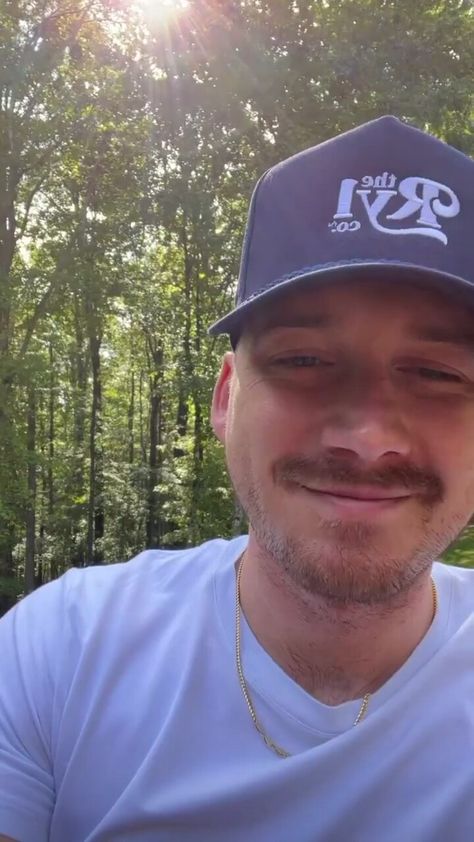 Morgan Wallen Profile Picture, Bald Morgan Wallen, Morgan Wallen Selfie, Morgan Wallen Haircut, Morgan Wallen Song Quotes, Low Haircuts, Best Country Singers, Country Videos