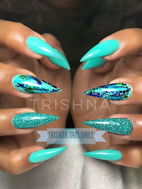 Nails Almond Turquoise, Gel Stilleto Nail Designs, Turquoise Design Nails, Tirkiz Nails, Summer Blue Nails Design, Tiffany Blue Nails Acrylics, Teal Stiletto Nails, Stiletto Nail Art Summer, Tiffany Blue Nails Design