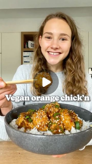 purely4vegans on Instagram: VEGAN ORANGE CHICK’N 😍 Tofu tastes good! 😌 📸: @fitgreenmind If you prepare it right…😉 This is one of my favourite ways to eat tofu: fried… Vegan Orange Chicken, Tofu Fried, Steamed Veggies, Meat Eater, Vegan Challenge, Tasty Vegetarian Recipes, Vegan Cookbook, Orange Chicken, East Asian