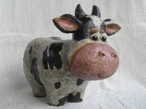 Safari Home Decor, Ceramic Sculpture Figurative, Paper Mache Animals, Pottery Animals, Paper Sculptures, Sculptures Céramiques, Paper Mache Art, Papel Mache, Cow Art