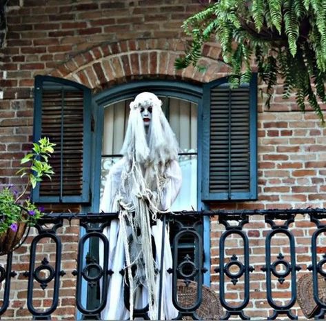 10 Spooky Balcony Halloween Decor Ideas | Balcony Garden Web Halloween Patio Decor, New Orleans Halloween, Halloween Balcony, Halloween Destinations, Halloween Decorations Apartment, Halloween Patio, Creepy Masks, Dekorasi Halloween, Diy Halloween Decor