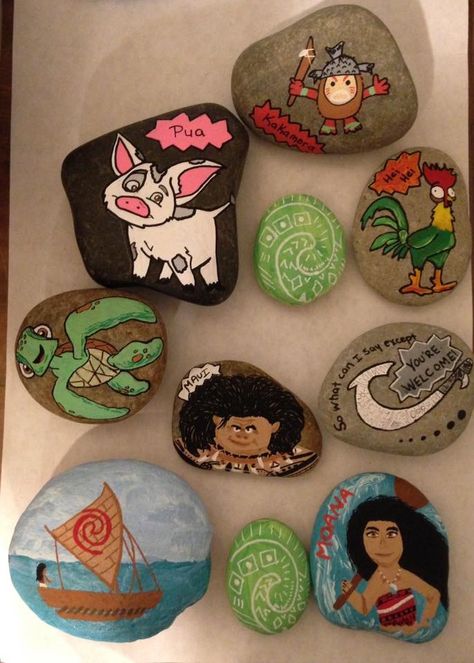 Moana painted rock set Moana Parking Spot, Moana Paintings Easy, Moana Wave, Moana Painting Ideas, Moana Green Stone, Rock Painting Ideas Disney, Moana Craft, Moana Painting, Moana Rock Painting