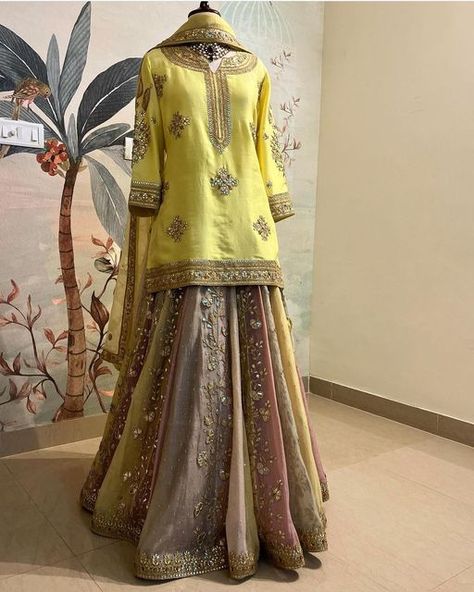 Gotapatti Lehenga, Lehenga Pastel, Mehendi Outfits, Short Kurta, Dress Book, Embroidered Dupatta, Designer Outfits, Stylish Dress Book, Chaniya Choli