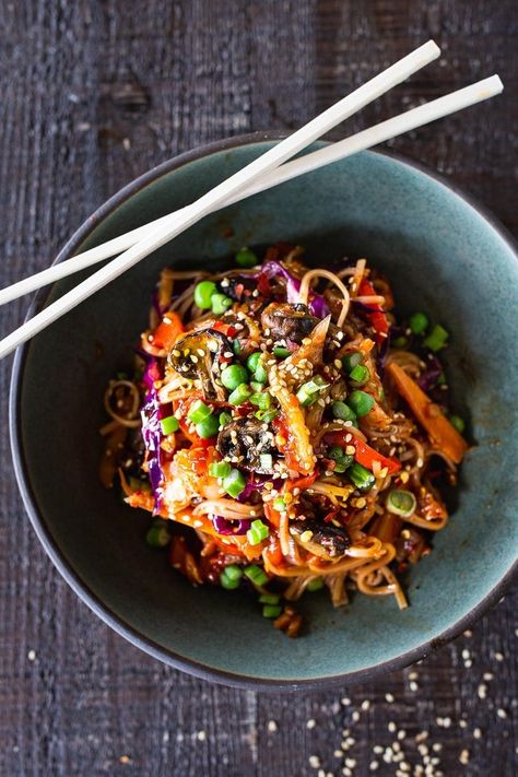 Dinner Ideas Noodles, Kimchi Noodles, Feasting At Home, Vegan Kimchi, Kimchi Recipe, Easy Vegan Dinner, Crispy Tofu, Tasty Recipe, Healthy Veggies