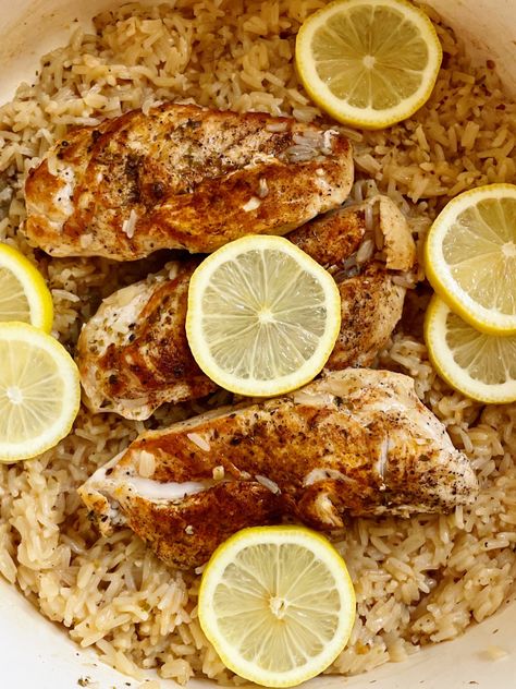 This One Pot Lemon Herb Chicken and Rice is a meal the whole family will love! Chicken, rice, lemon, oregano come together to make a creamy rice and chicken dish. This is a great meal for busy weeknights! Creamy Rice And Chicken, Success Rice Recipes, Fried Boneless Pork Chops, Lazy Lasagna Recipe, Baked Boneless Chicken Breast, Foil Baked Chicken, Rice Lemon, Lemon Pesto Chicken, Lemon Chicken Rice