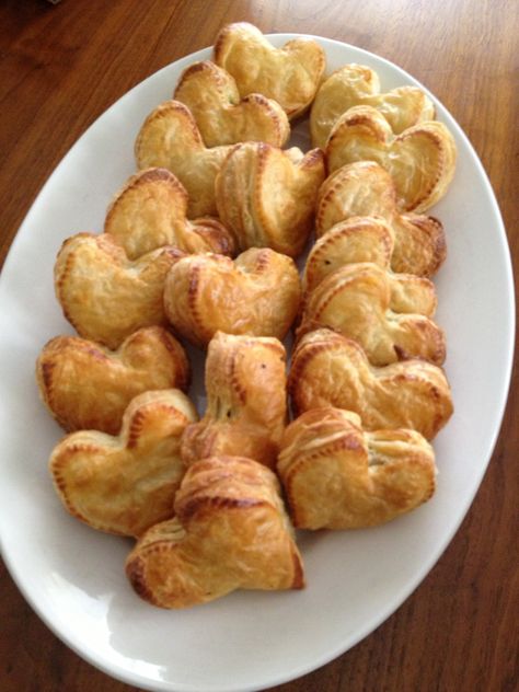 Beef Empanadas heart shaped- for a special occasion :) Food Shaped Like Hearts, Heart Empanadas, Chicken Pastries, Chicken And Pastry, Shaped Food, Heart Shaped Food, Beef Empanadas, Special Occasion Food, Food Shapes