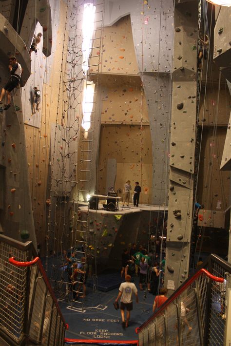 Rock Climbing For Beginners, Rock Climbing Photography, Rock Climbing Outfit, Indoor Climbing Gym, Indoor Climbing Wall, Rock Climbing Gym, Climbing Workout, Indoor Rock Climbing, Rock Climbing Gear