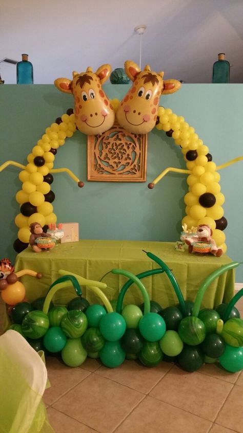 Cute giraffe balloon arrangement. Great for kids parties! #Giraffes #Balloons #BalloonDecor #BalloonArrangements #BalloonArch #Party #PartyIdeas #PartyDecor #BirthdayParty #KidsBirthday Giraffe Balloon Garland, Giraffe Birthday Decorations, Giraffe Decorations, Balloon Giraffe, Giraffe Party Ideas, Ballon Arrangements, Giraffe Birthday Parties, Safari Birthday Party Decorations, Giraffe Party