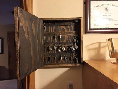 DIY Key Cabinet Diy Home Organization, Key Cabinet, Diy Key, Free Plans, Free Plan, Mud Room, Rustic Diy, Creative Home, Wood Working