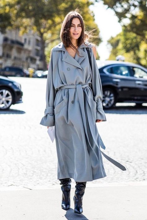 Gray Trench Coat, Fashion Gone Rouge, Walking Down The Street, Paris Photo, Looks Street Style, Paris Street Style, Street Style Chic, Fashion Tips For Women, Fashion Week Street Style