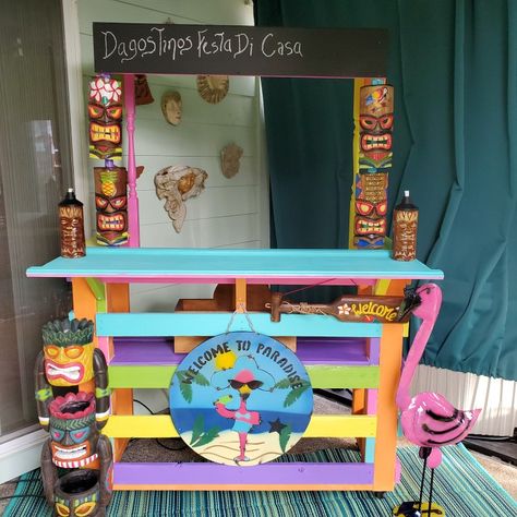 Pallet Tiki Bar, Diy Tiki Bar, Tiki Bars Backyard, Tiki Bars Diy, Tikki Bar, Backyard Vibes, Pool Makeover, Porch Bar, Table Picnic