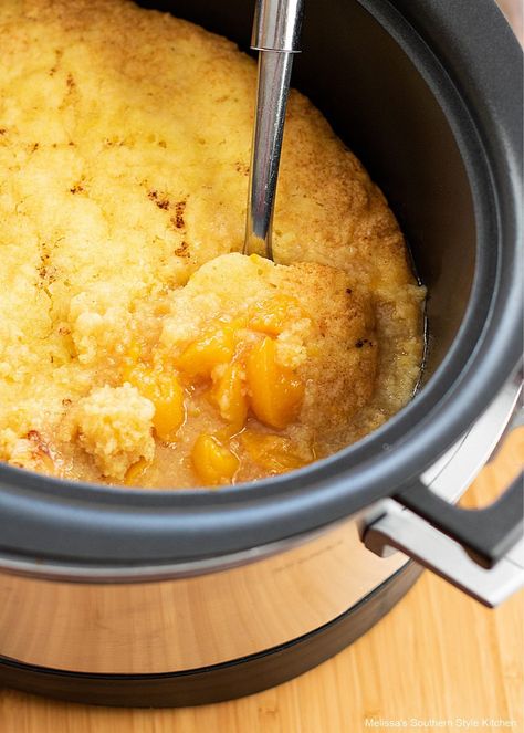 Crockpot Cake Mix Cobbler, Crockpot Cobbler Recipes, Crockpot Peach Cobbler Easy, Crock Pot Peach Cobbler, Crockpot Cobbler, Cobbler With Bisquick, Peach Cobbler With Bisquick, Crockpot Peach Cobbler, Crockpot Dessert