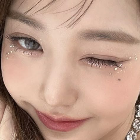 Wonyoung Glitter Makeup, Wonyoung Blue Eyes, Douyin Makeup With Gems, Haitang Flower, Wonyoung Makeup Look, Kpop Inspired Makeup, Concert Makeup Looks, Wonyoung Makeup, Eras Tour Makeup