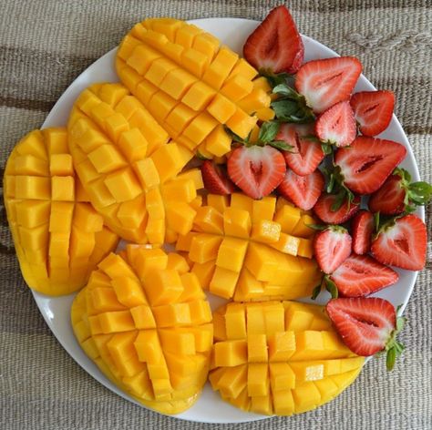 ✞THEmeanestWITCH✞ Fruit Summer, Think Food, Food Goals, Healthy Fruits, Food Inspo, Food Obsession, Healthy Snacks Recipes, Pretty Food, Sangria