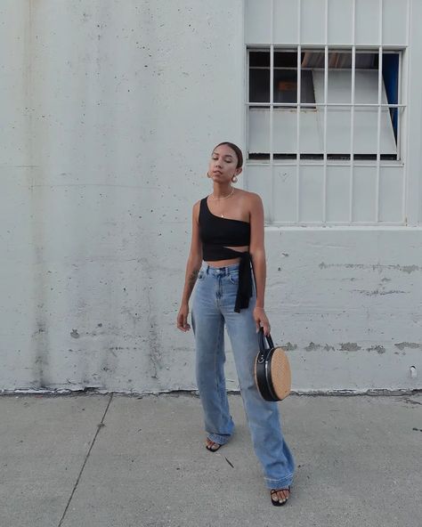 The Sleek Outfit We Can't Stop Thinking About — One-Shoulder Tank Top and Wide-Leg Jeans One Shoulder Tank Top Outfit, Long Tops For Girls, One Shoulder Tank Top, Tank Top Outfit, Sleek Outfit, One Shoulder Tank, Top Street Style, Black Blouse Women, Skandinavian Fashion