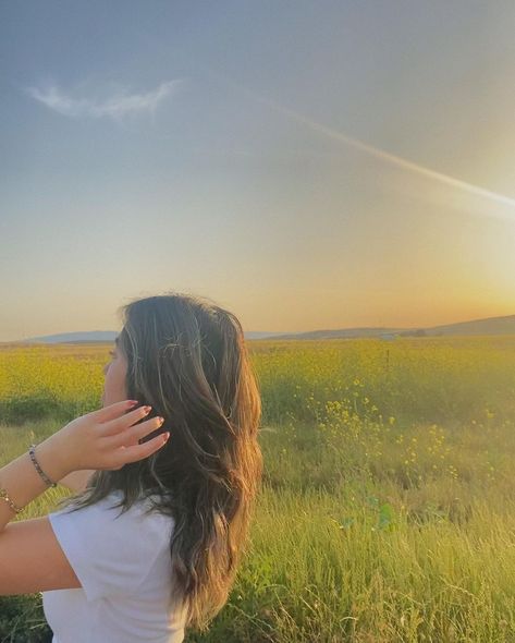 Pose In Flower Field, Sunset Instagram Pictures Field, Sunset Pictures Poses Field, Ingenue Archetype, Yellow Flower Field, Sunset Photoshoot Ideas, Field Senior Pictures, Insta Theme, Golden Hour Sunset