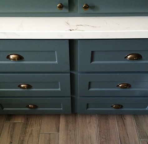 Ben Moore Knoxville Gray Cabinets Knoxville Gray Benjamin Moore, Knoxville Gray, Kitchen Cabinets Painted Grey, Blue Painted Furniture, Painting Oak Cabinets, Painted Kitchen Cabinets Colors, Grey Countertops, Cabinet Paint Colors, Popular Kitchens