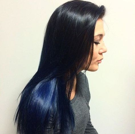 idée chic balayage bleu sur cheveux noirs colorés Indigo Highlights, Blue Balayage, Black Balayage, Workout Hair, Post Workout Hair, Funky Hair, Spa And Salon, Balayage Blond, Gray Ombre